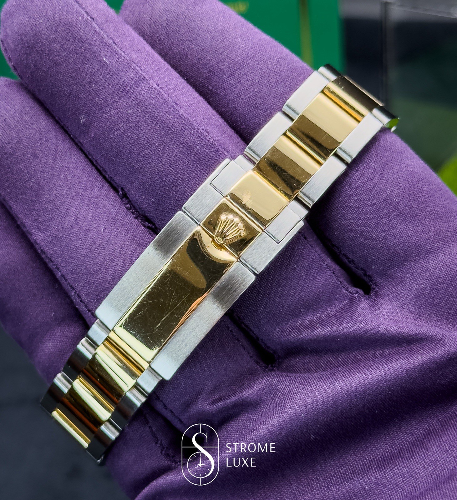 Rolex GMT Master II Two Tone Yellow Gold Oyster Green-Arrow 116713LN serviced - Image 17